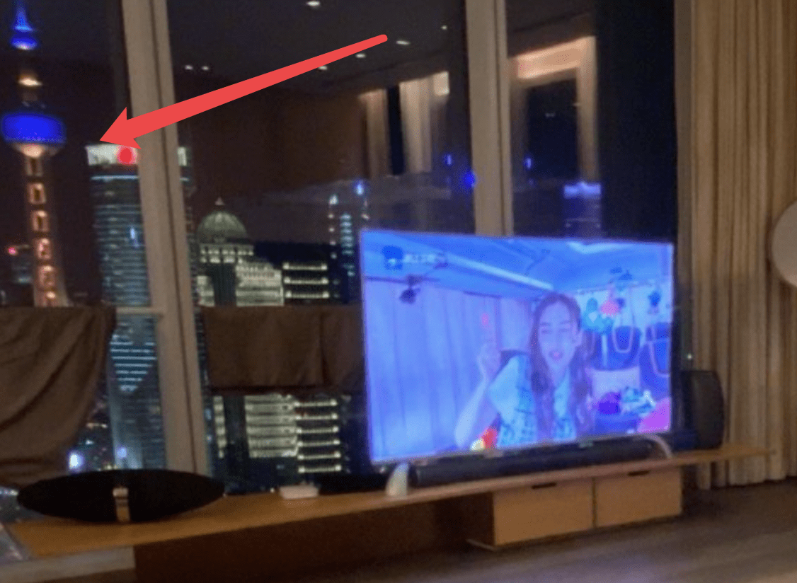 杨颖晒黄晓明视角泡脚照曝光豪宅夜景落地窗正对东方明珠