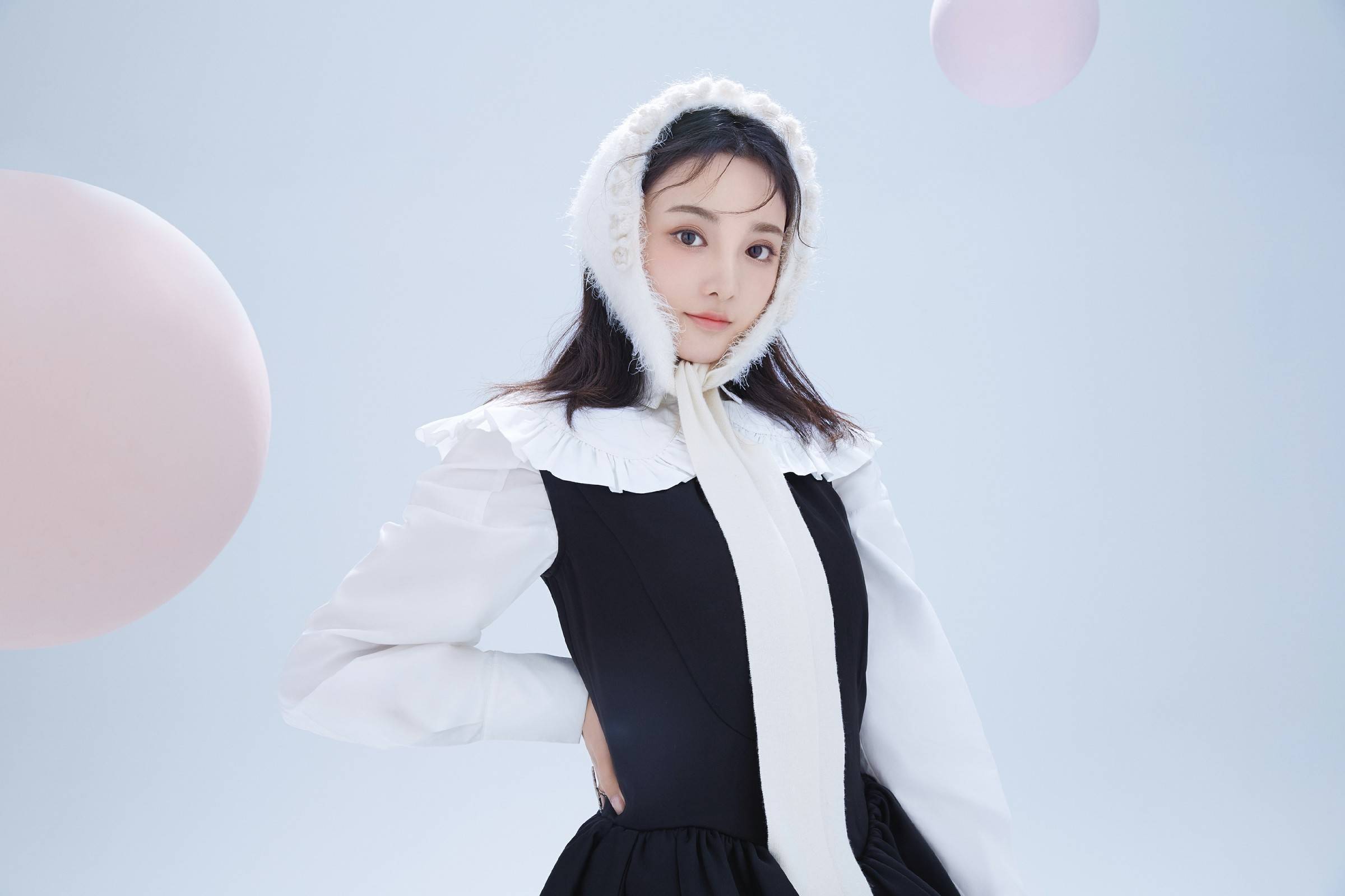 彭小苒圣诞写真曝光 破次元童话风造型尽显甜美俏皮