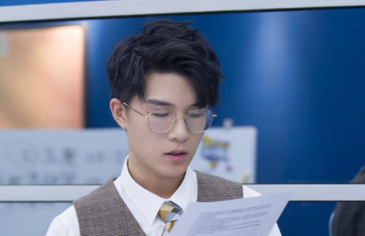 原创"1句话 4个嗯"让王骁李晋晔先后尴尬,他成了"凡尔赛天花板"