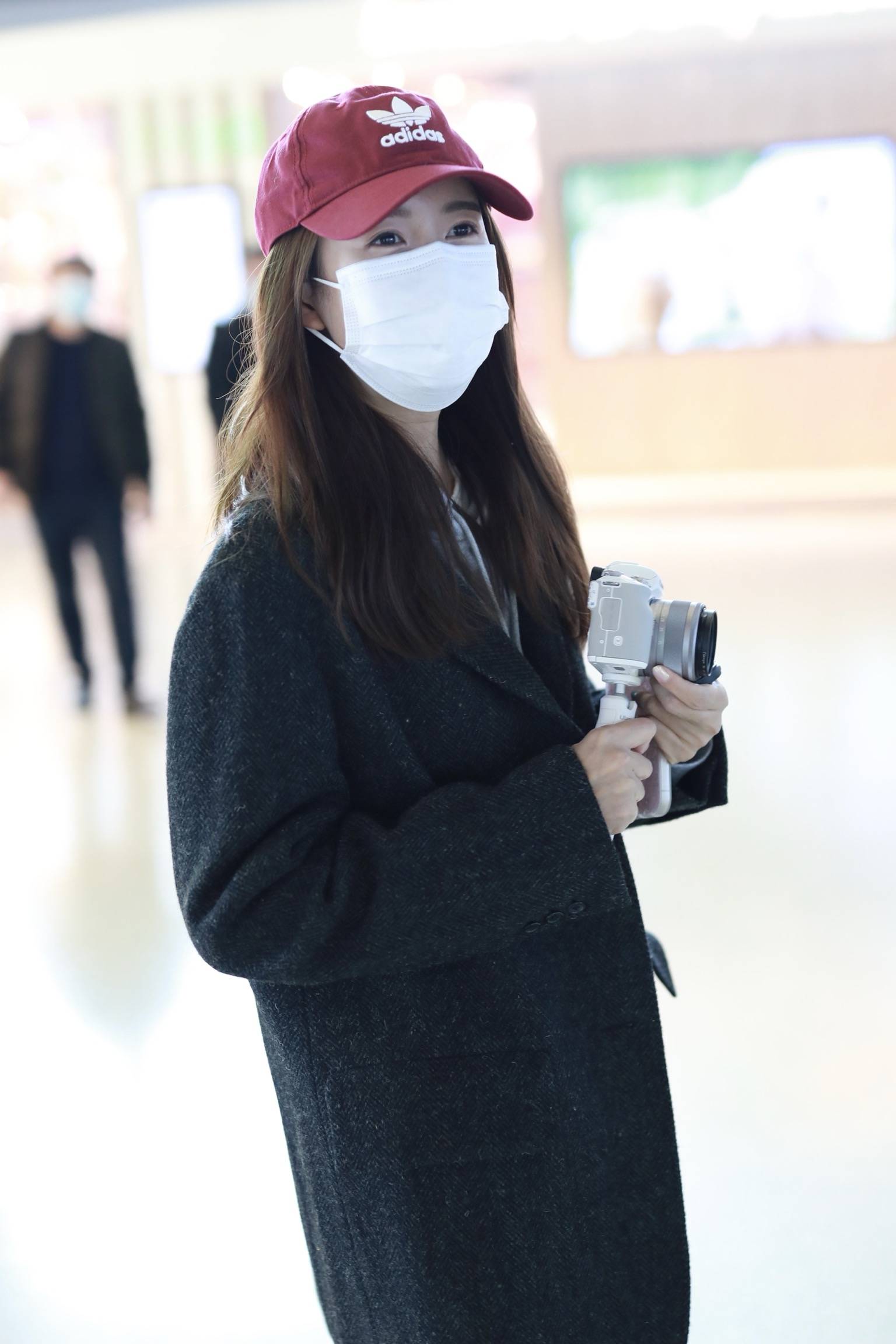 要复出?张子萱圣诞节亮相机场 大方朝镜头挥手