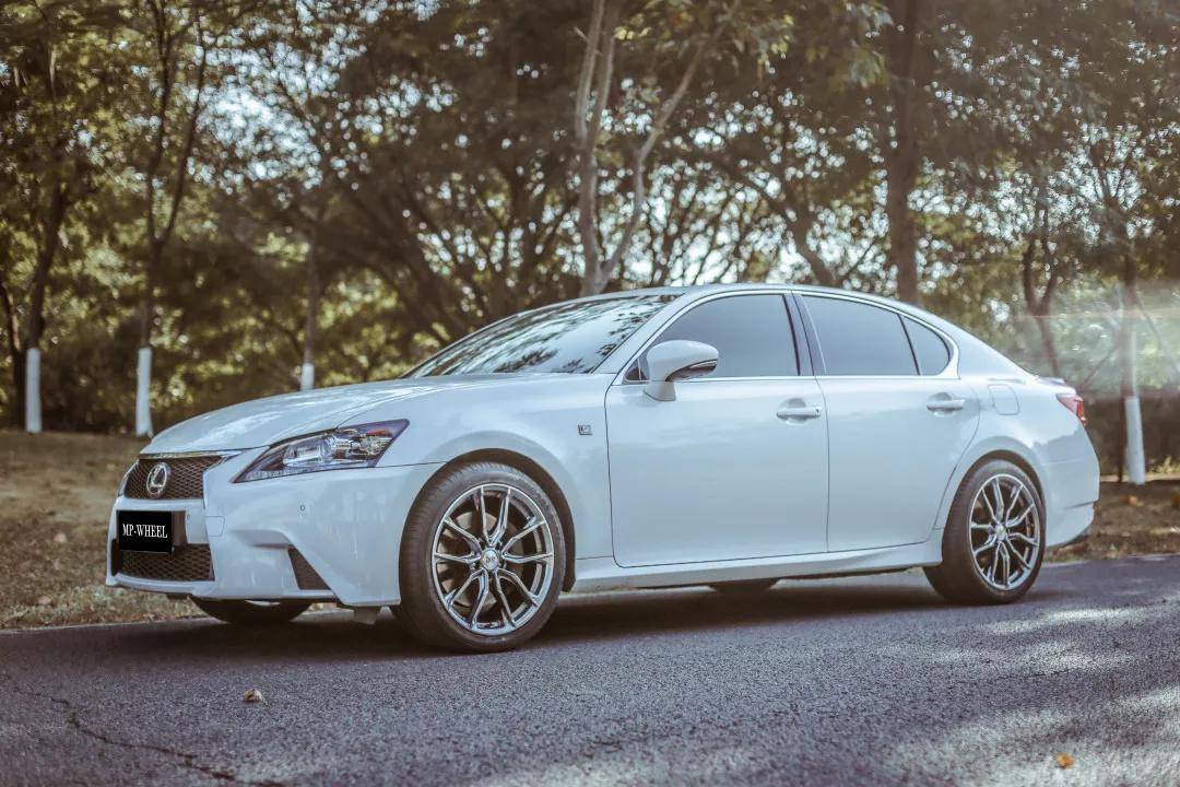 gs250作为一台豪华轿车车主主要是偏向外观上的升级