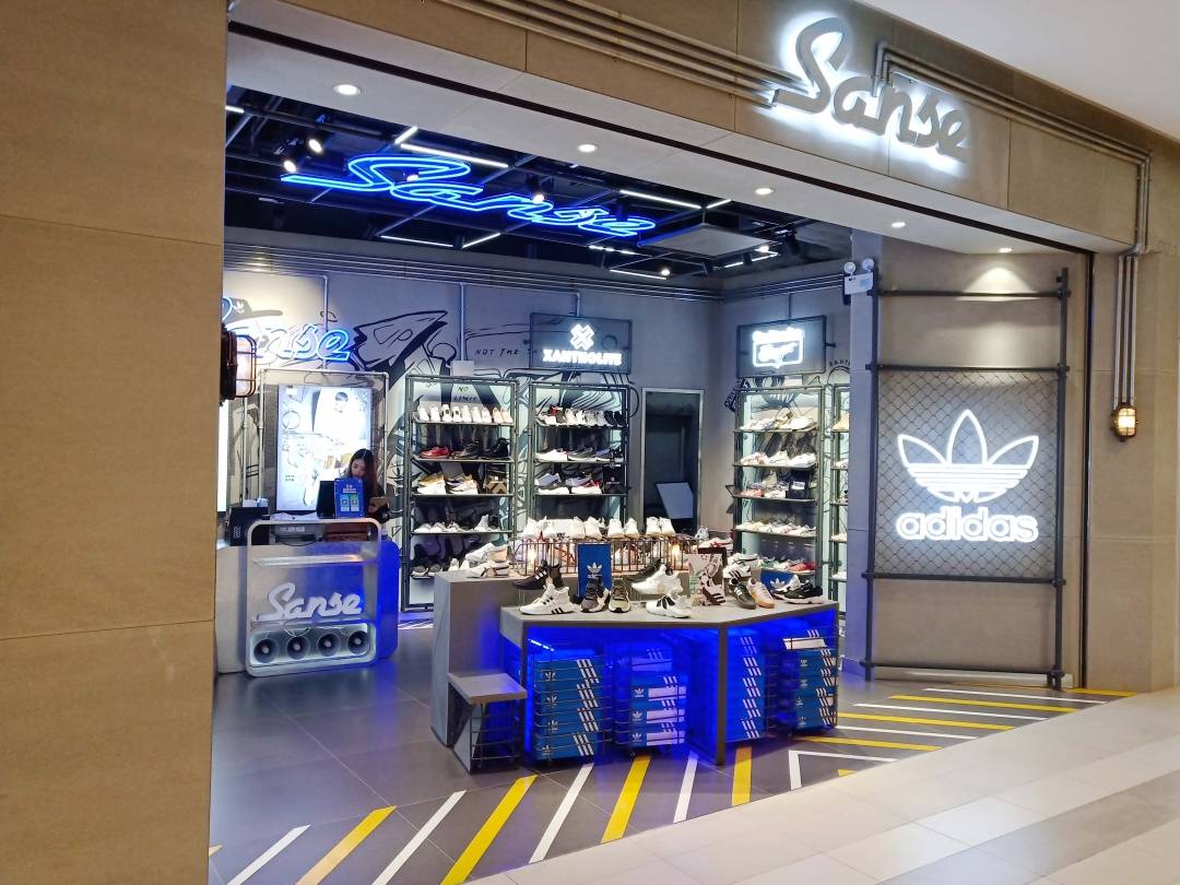 广州运动店铺装修实例,装修公司用百信广场b-sanse店铺装修展示!