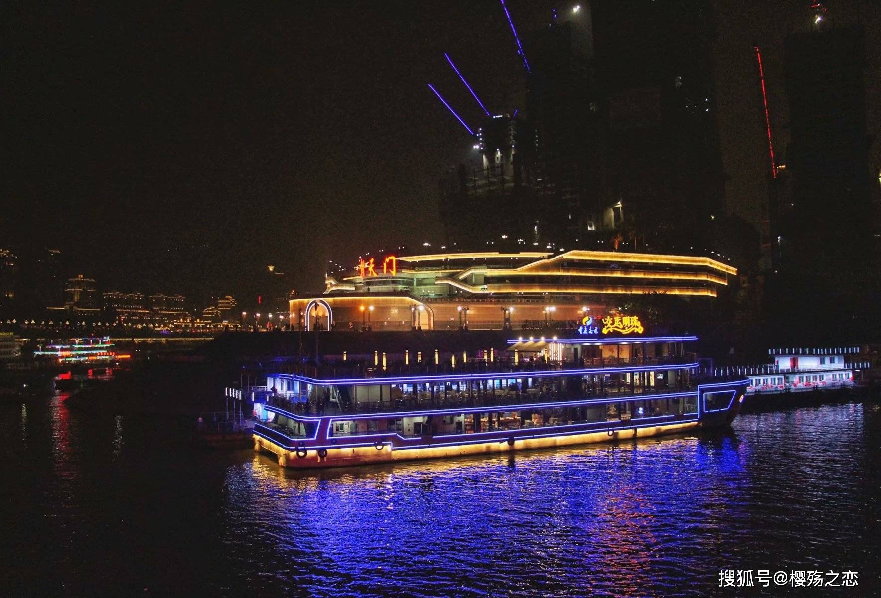 重庆夜景的最佳打开方式，不仅能畅游两江，还能饱览夜色