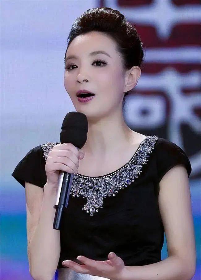 梁璐从小就学习成绩优异,她高中快毕业时,在一次英语比赛中,一举夺下