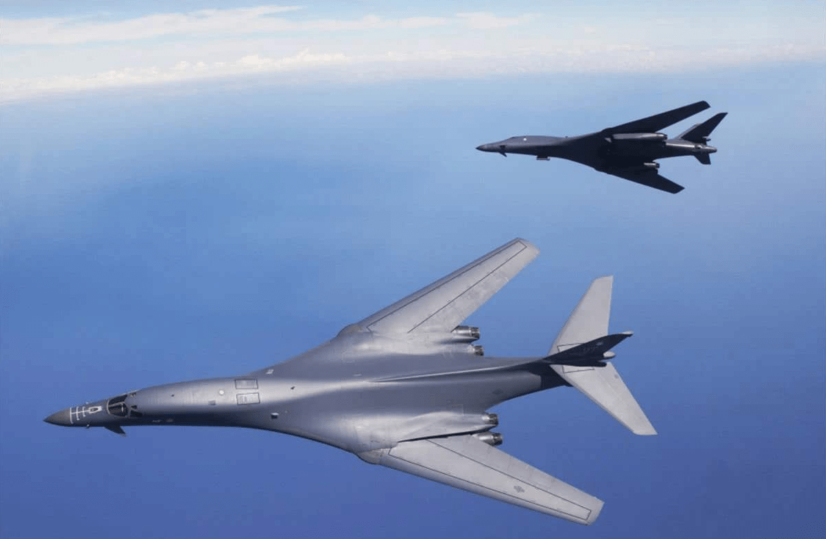 让美国有所动作的还是因为,最近中俄举行了一次轰炸机的战略巡航