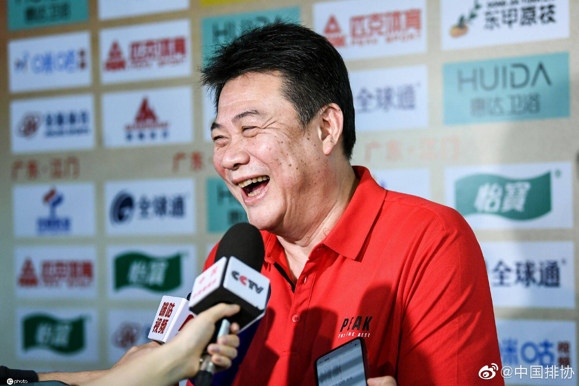 拿过双冠也遭过水瓶砸,蔡斌执教江苏女排六年坚持全华班对与错?