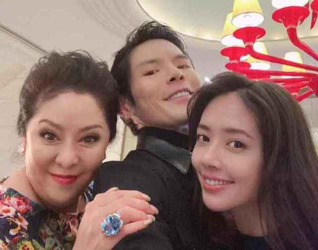 向太全家再公开露面 郭碧婷保持低调不和向佐同框-搜狐大视野-搜狐新闻