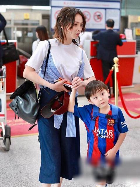 大麟子穿足球服坐姿外八像少女, 紧牵妈妈邓莎变粘人小妖精