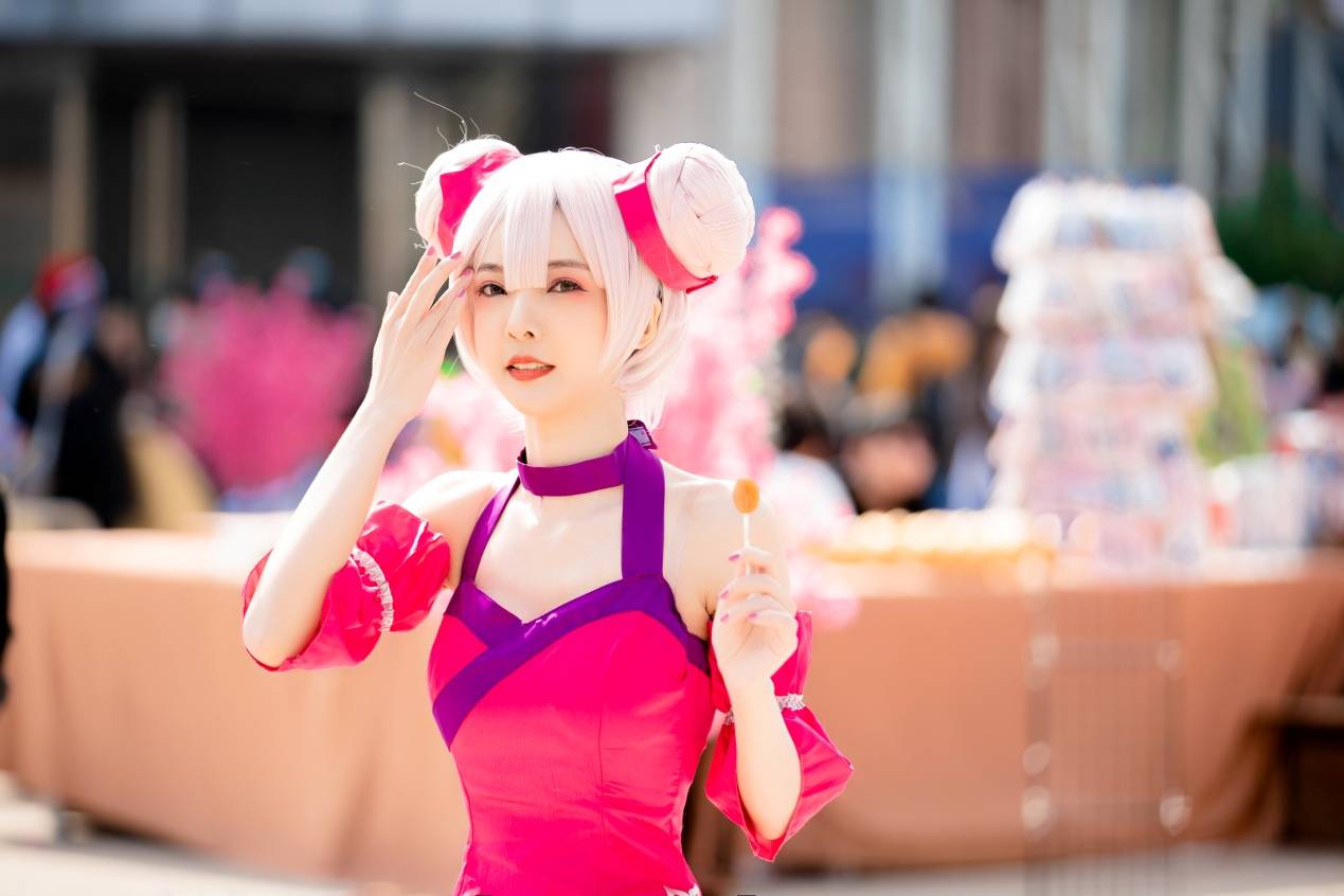 "令人心动的小乔"来了, 直播女神洪小乔red神颜cos惊艳众人