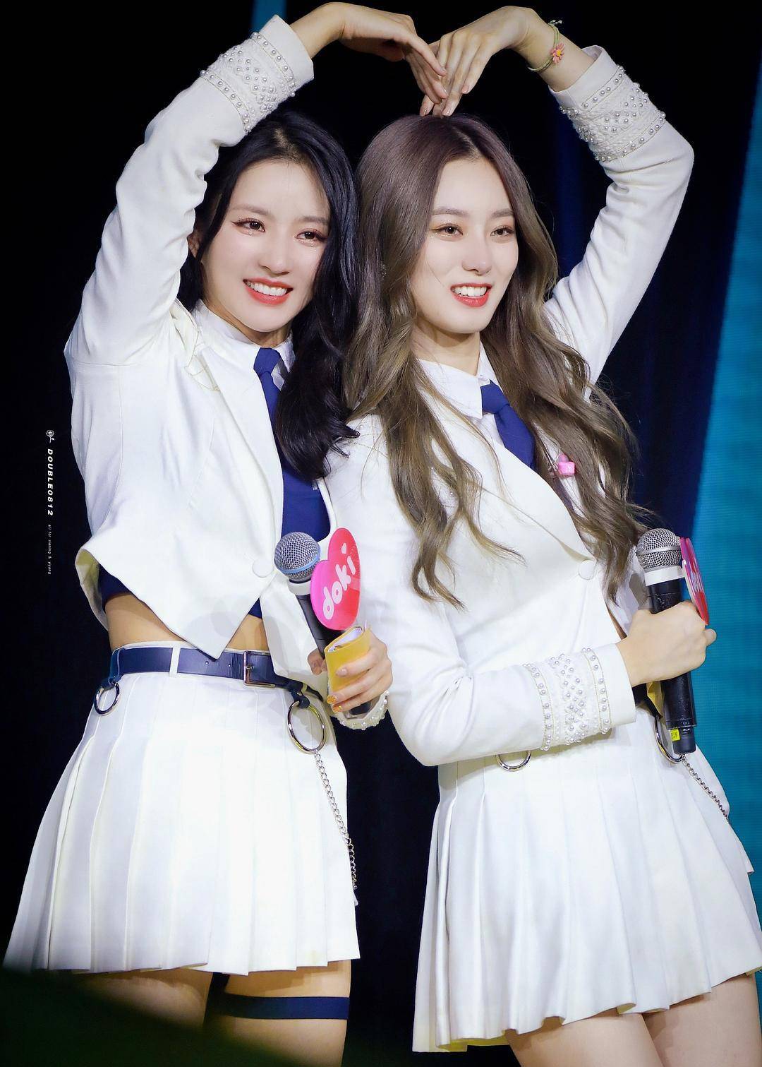 原创硬糖少女机场合照陈卓璇希林穿情侣装刘些宁笑不出来太虐了