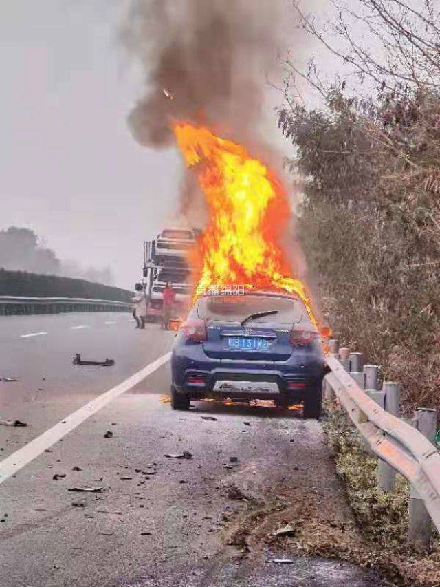 高速路遇车祸,绵阳医护跪地半小时联手紧急施救