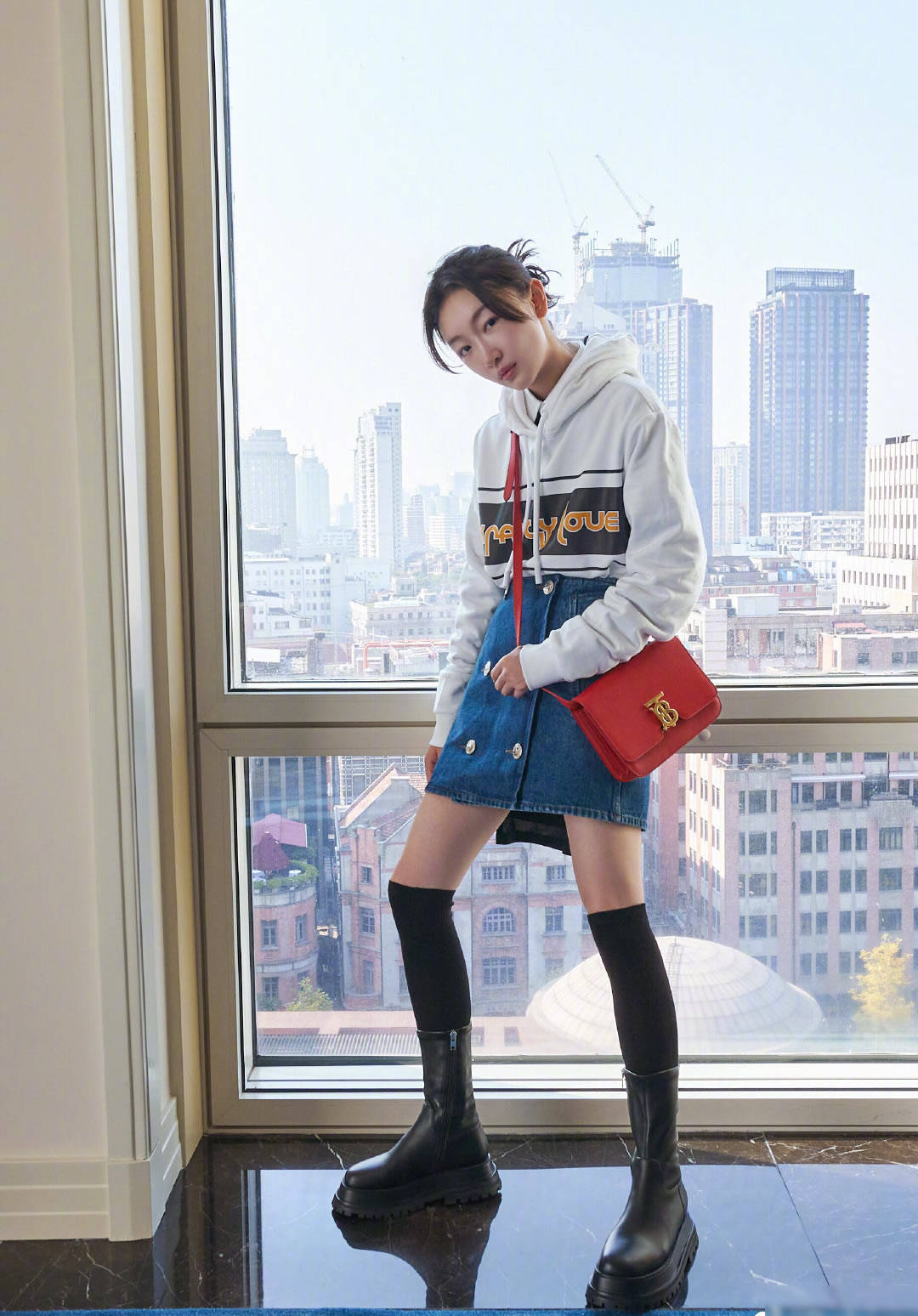 原创周冬雨个子虽小但气场却很强,卫衣牛仔裙加长靴,简单时髦腿好长