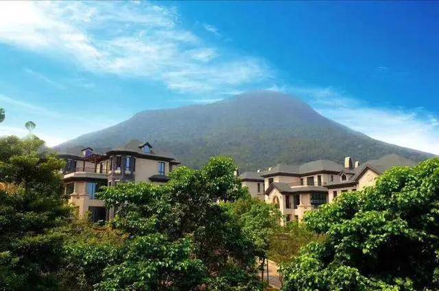 莲湖山庄是莲花山脉之下唯一在售别墅住区,容积率仅有 0.