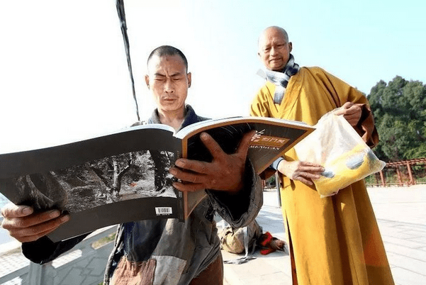 释正弘大师只带了一部为了规划行程路线的笔记本与一些生活必需品,他