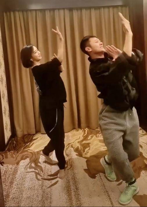 佟丽娅印小天同框舞蹈,舞姿欢快又魔性,女神喊话:光脚的不怕穿鞋的!