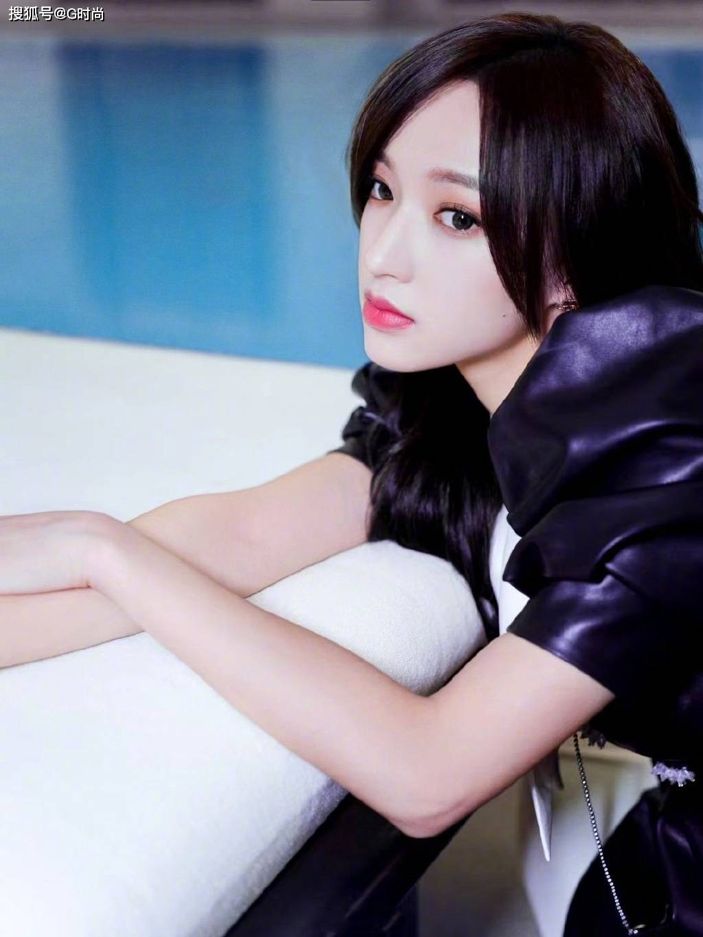 程潇身着黑色泡泡袖皮裙,搭配长筒皮靴酷雅有型