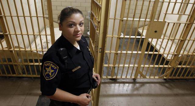 美国黑老大在监狱称霸:买通了13名狱警,4名女狱警主动给他生娃