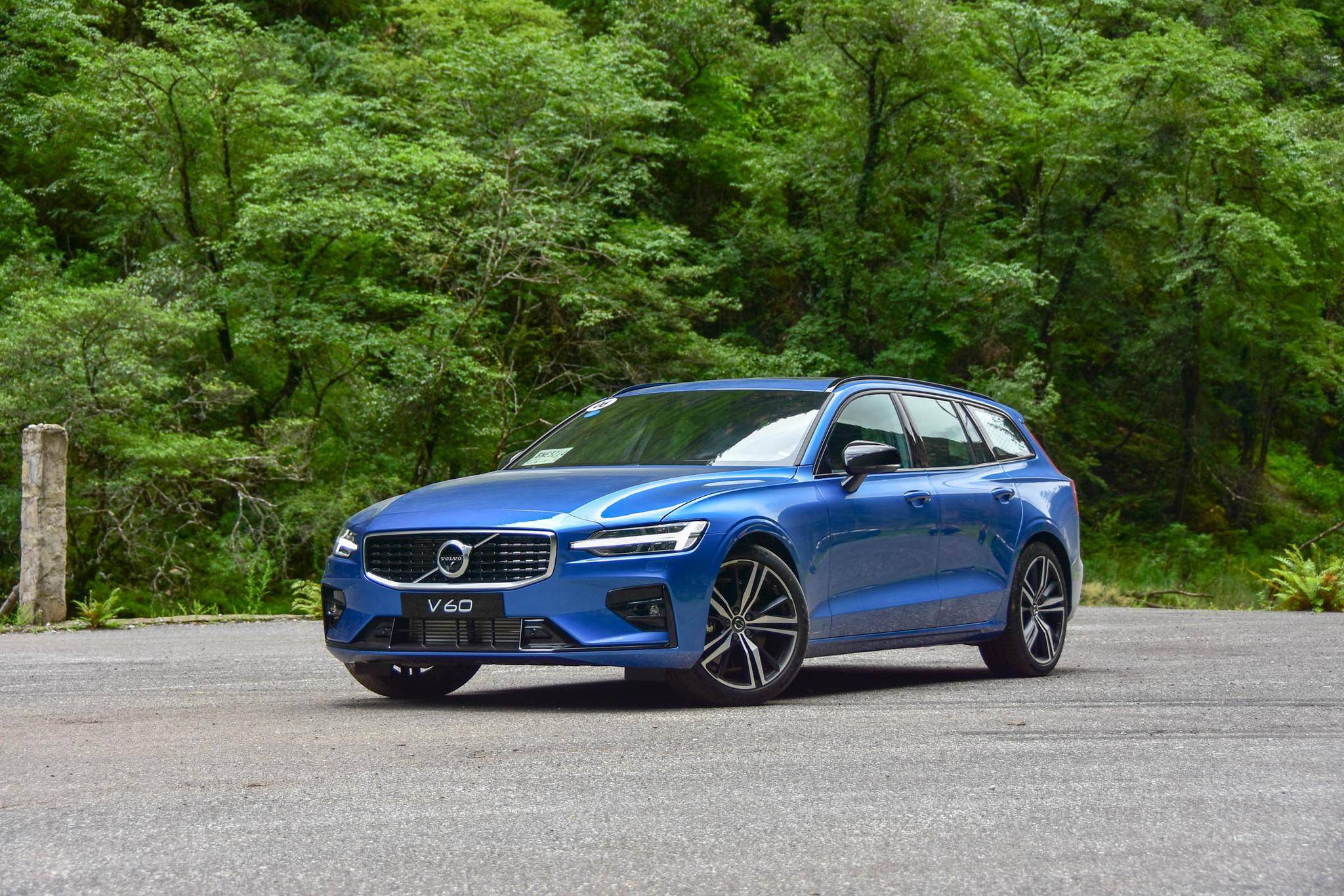 试驾沃尔沃v6020t8at并线过弯妥妥的