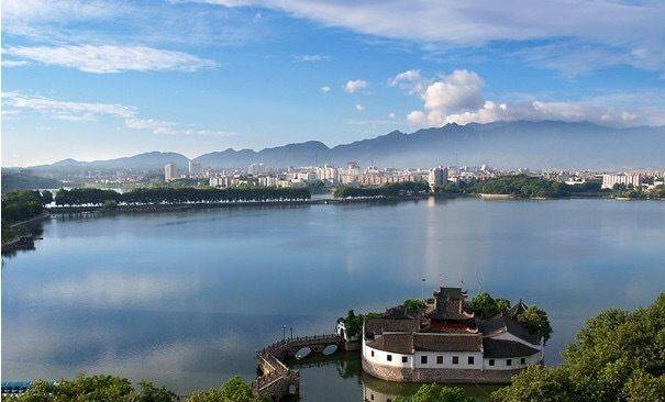 江西九江有个著名景点，位于湖中央，不仅景美名字也十分文艺