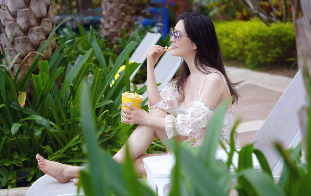 原创田海蓉海边度假罕见穿连体泳装高调秀身材修图太过少了条眉毛