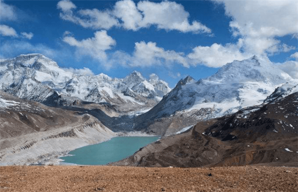 喜马拉雅山到底怎么了？冰雪融化后，湖中出现让人难以置信的一幕