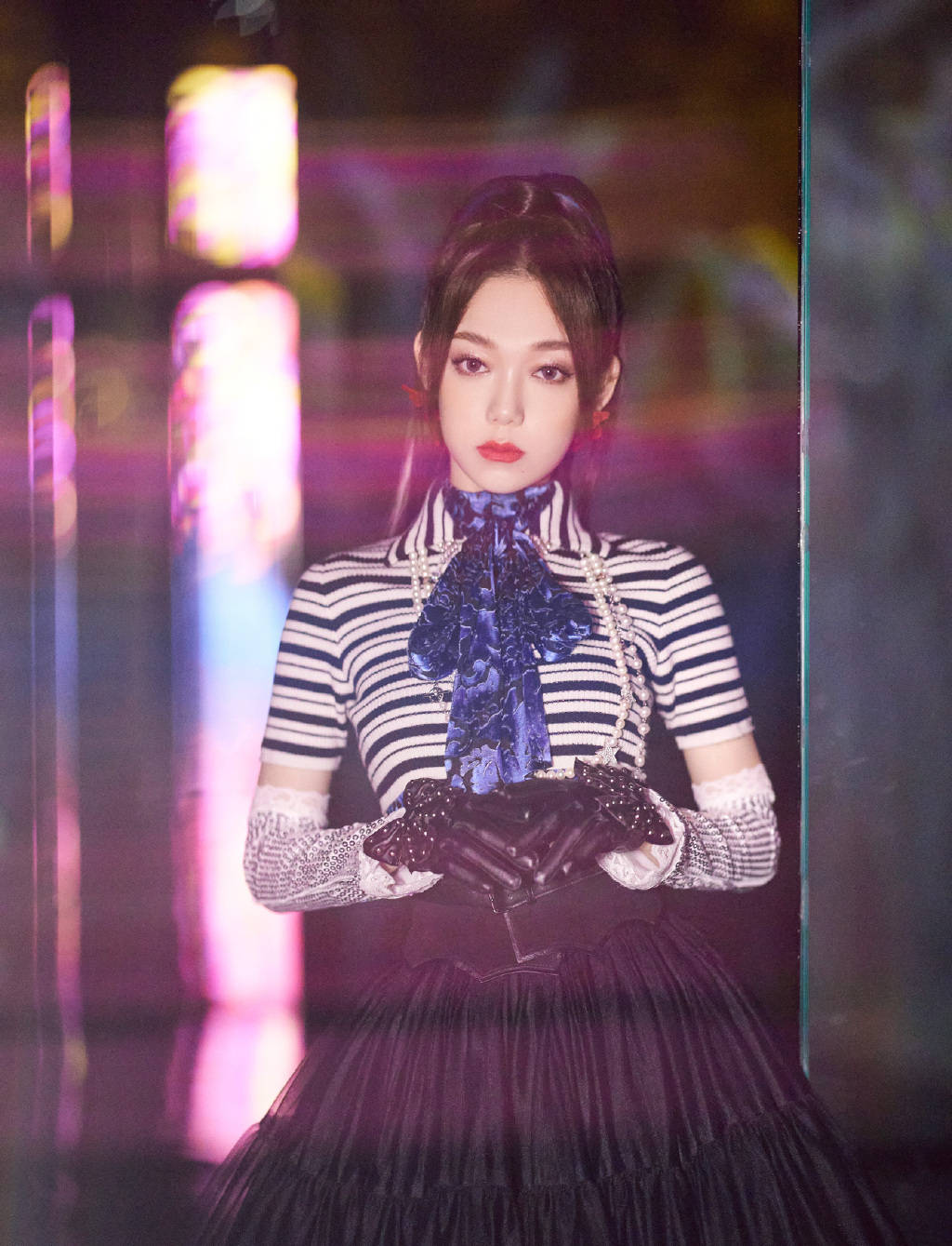 硬糖少女幻彩流光跨年大片释出灵动随性俏皮性感