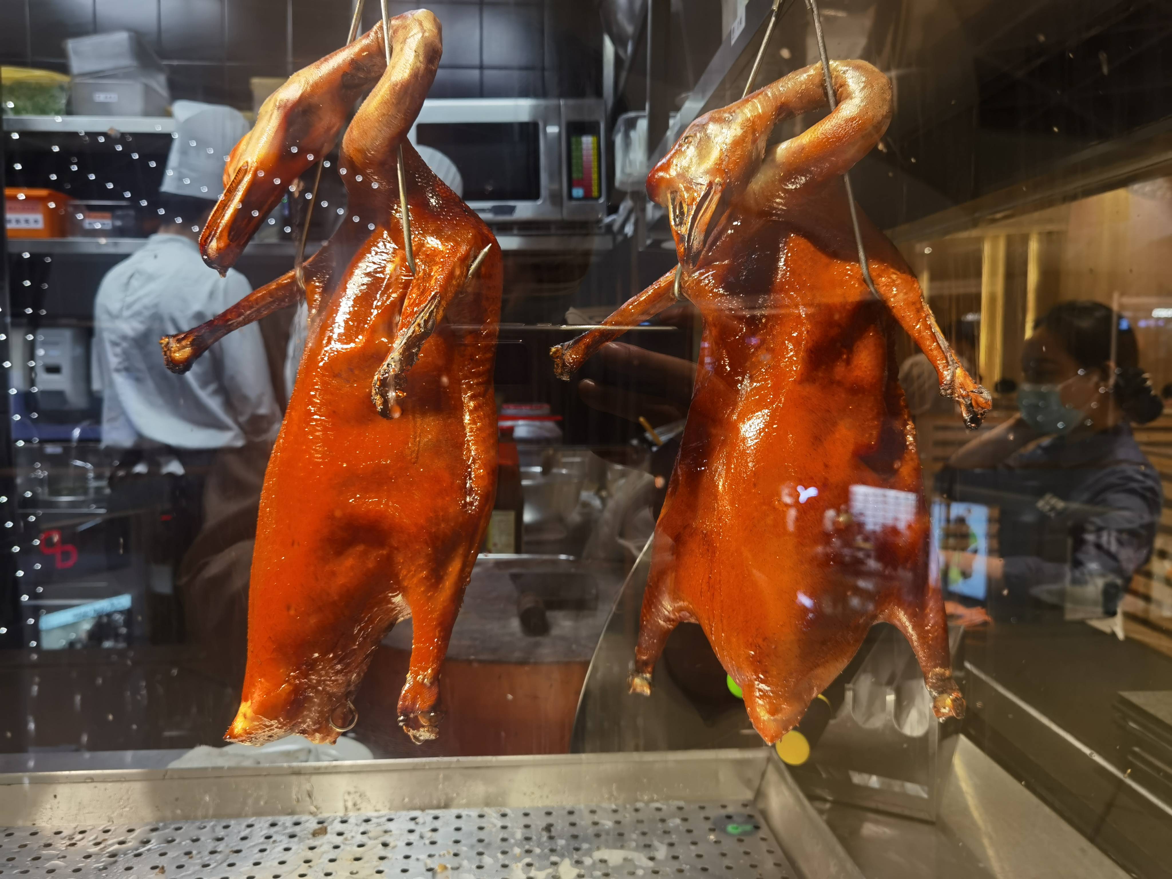 学习粤菜绕不开一道脆皮烧鹅米其林标准的烧鹅有什么不一样