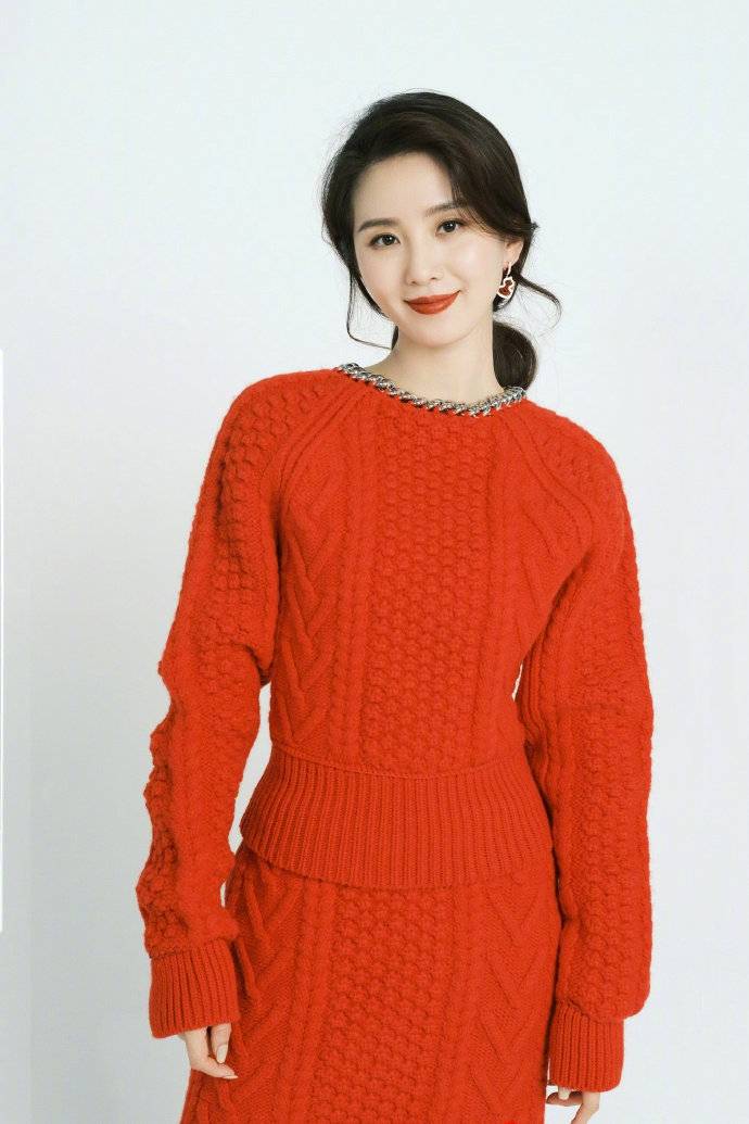 刘诗诗新年红毛衣裙好喜气 对镜比心甜笑喜迎2021