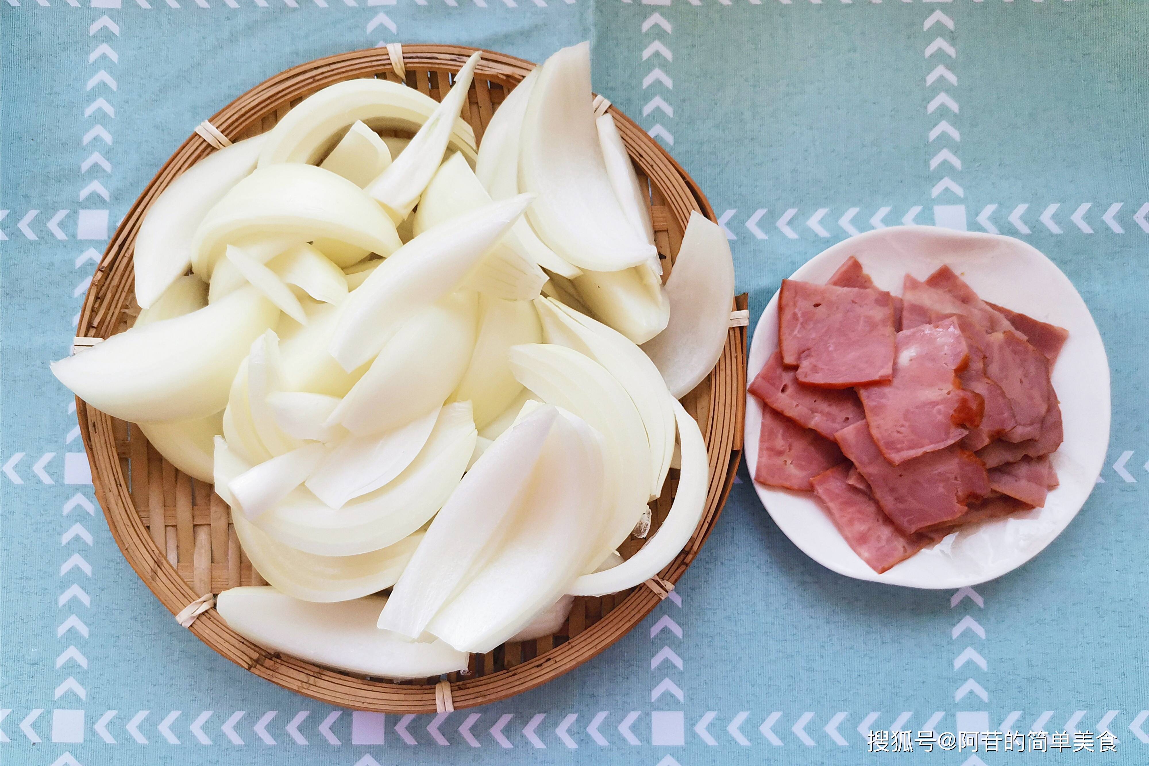 原创简单好味的培根炒洋葱,色香味俱全,一道可口的居家小菜