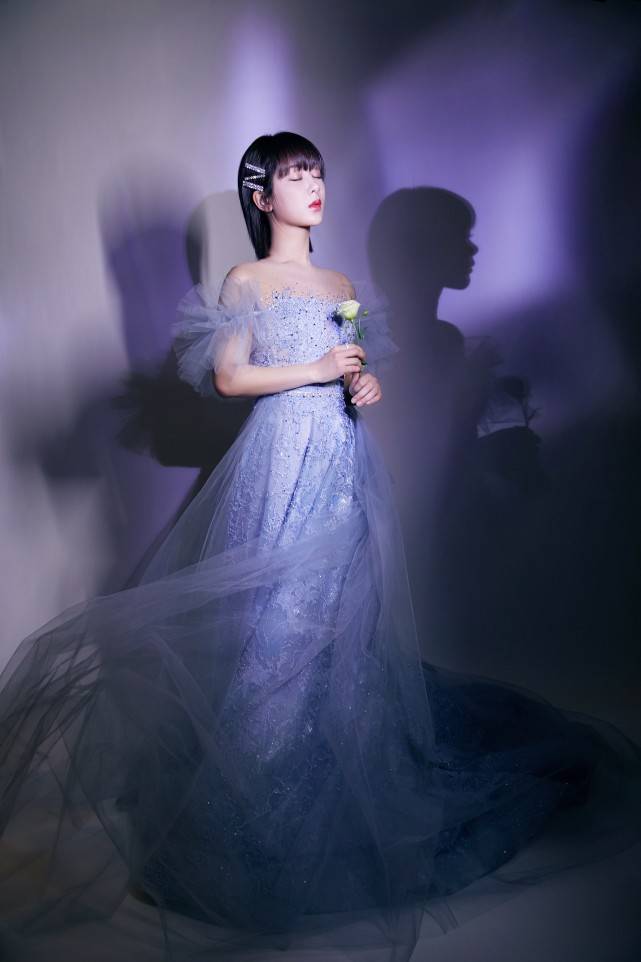 杨紫穿雾蓝长裙亮相跨年盛典,连唱四首主演电视剧歌曲串烧