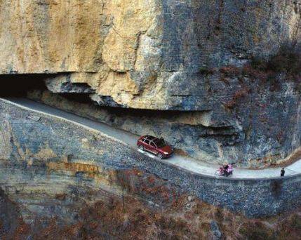 真实版“愚公移山”：在悬崖上开凿挂壁公路，造了一个人间奇迹！