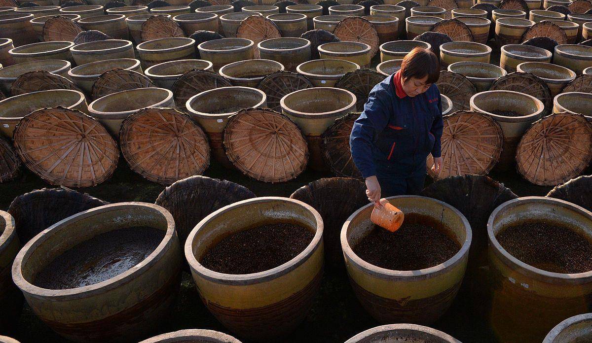 现在酱油的制造方法可以分成酿造酱油和配制酱油(勾兑酱油),具体可以