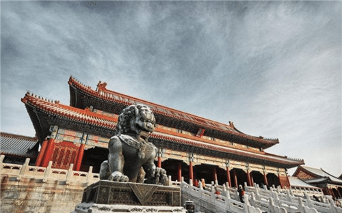 听北京城老人说，故宫那个没有对外开放的冷宫，才是真实的紫禁城