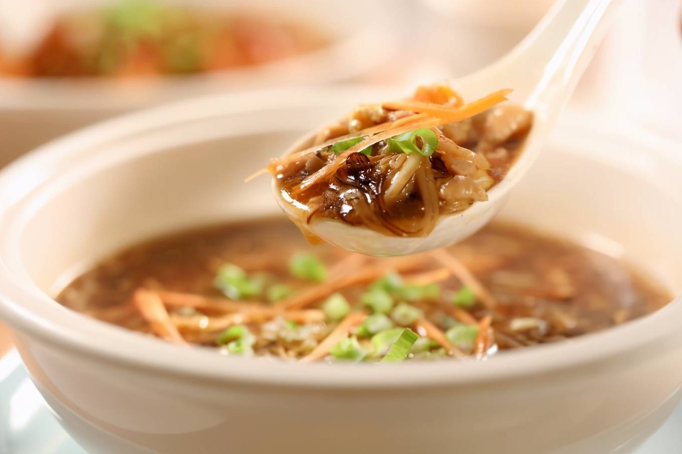 酸辣汤材料:猪肉丝,豆腐丝各50g,发鱿鱼丝35g,笋丝,鸭血各20g,蛋汁