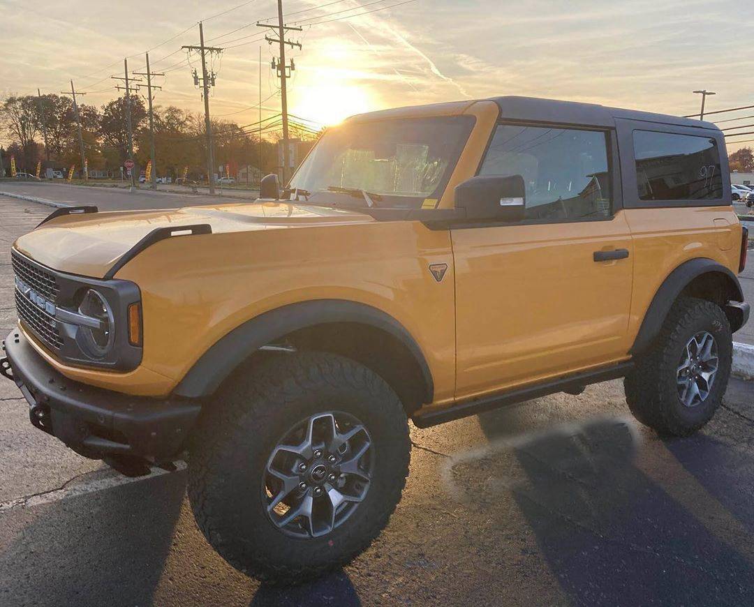 新款双门福特bronco亮相,越野不输牧马人,造型比路虎卫士还大气