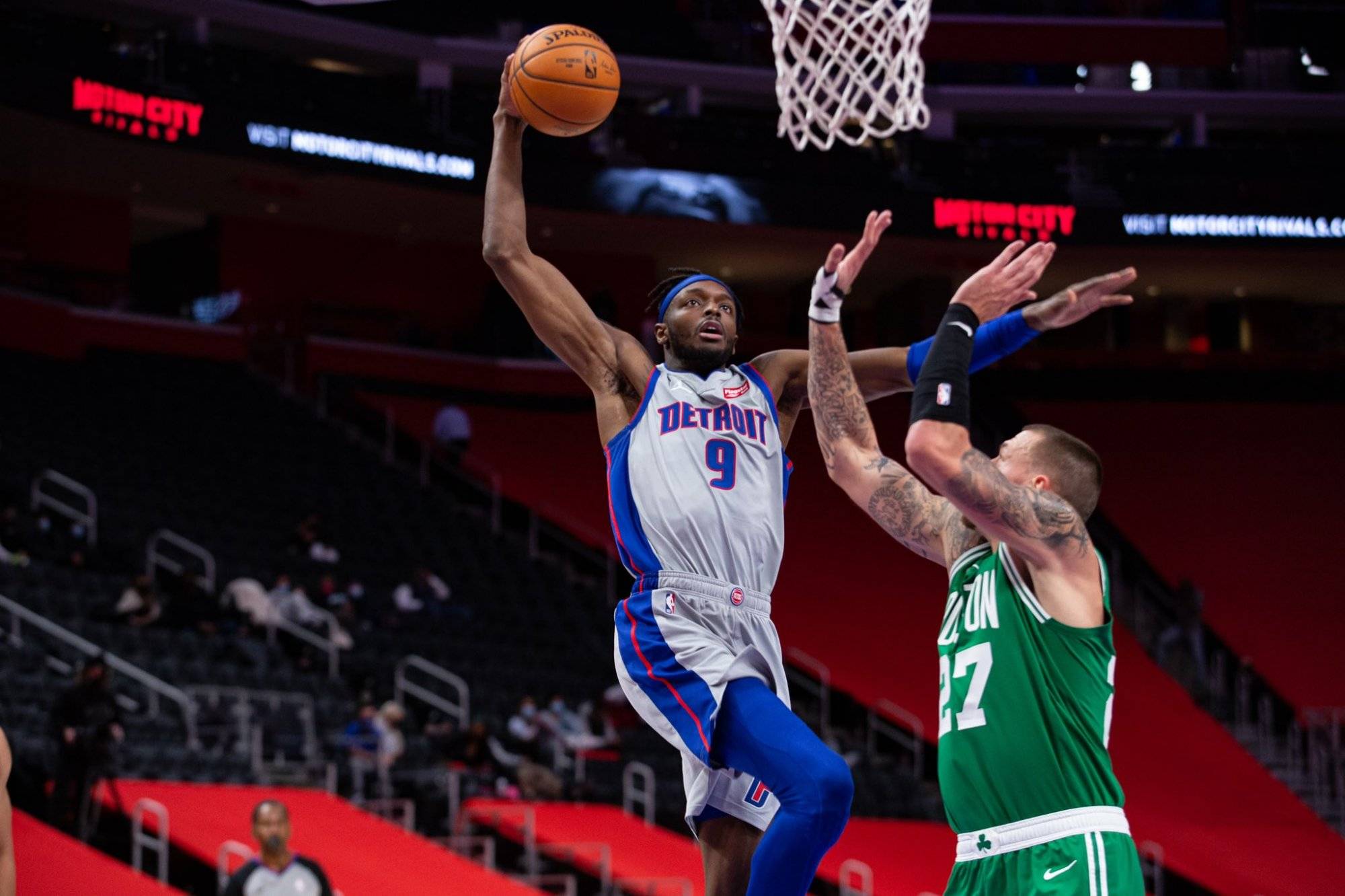 哈登苦主太狠了_活塞队