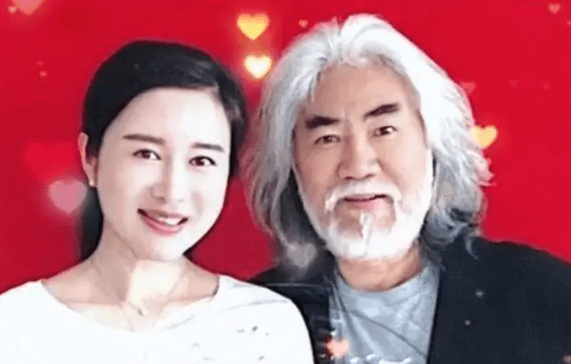 张纪中晒结婚照忆往事杜星霖靠老公肩膀幸福甜笑