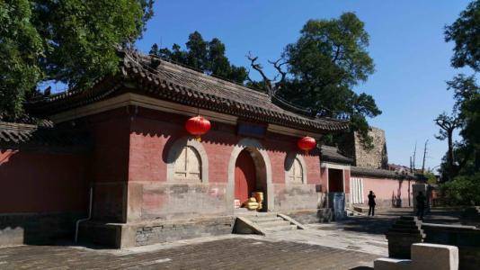 北京一神秘寺庙：闭门至今已500年，不受香火，僧人们却不愁吃喝