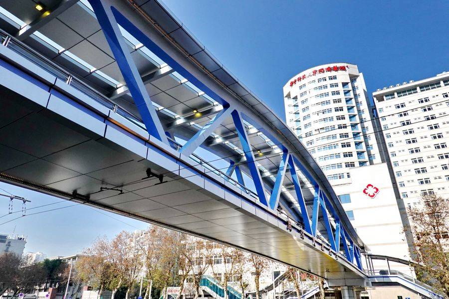 这是同济医院附近新建的一座天桥,命名为"同济健康天桥".