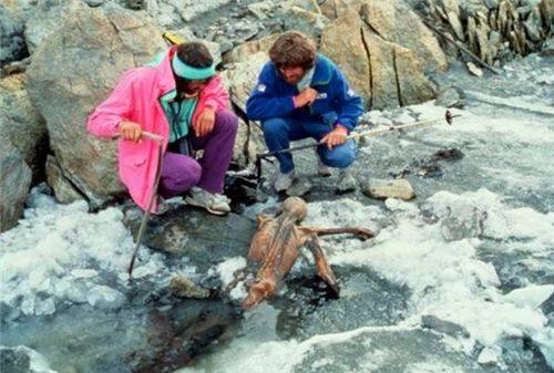 冰山上发现一具干尸，姿势古怪，学者：他死于5300年前的一场谋杀