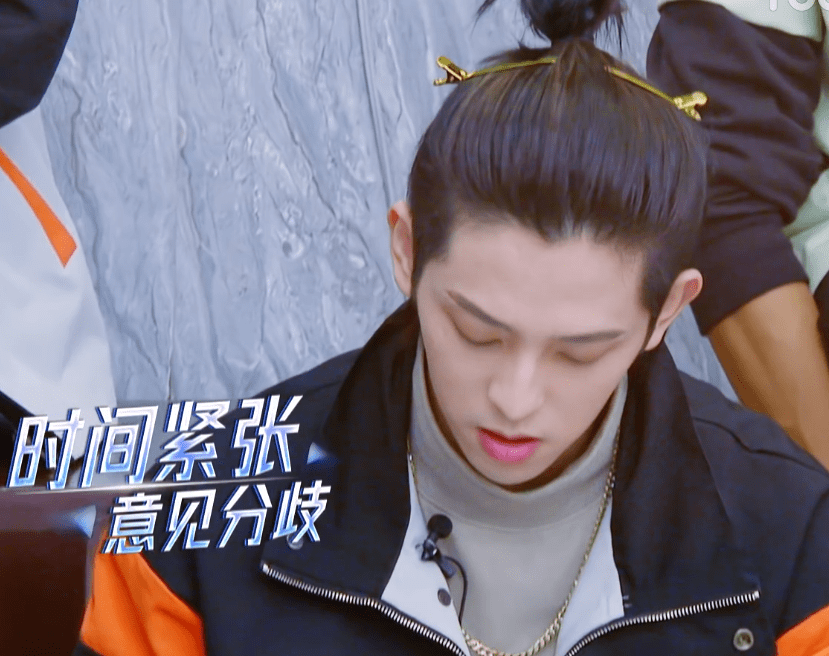 前面互摔台本,后面勾肩搭背,符龙飞卡斯柏真吵架还是真表演?_歌词