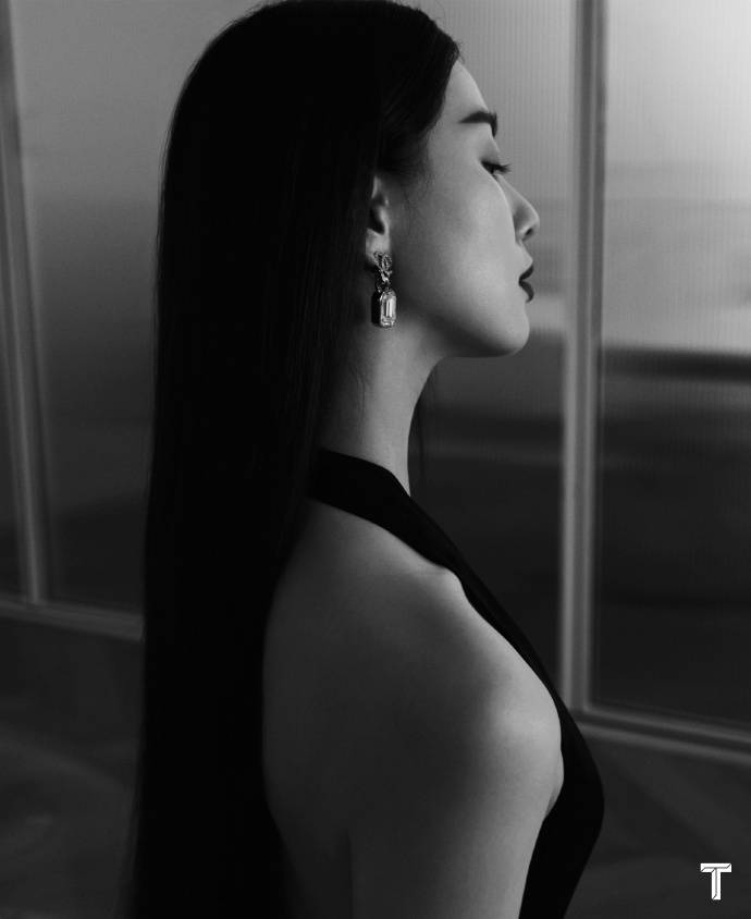 刘诗诗露背侧颜封面大片曝光 性感优雅温柔如水