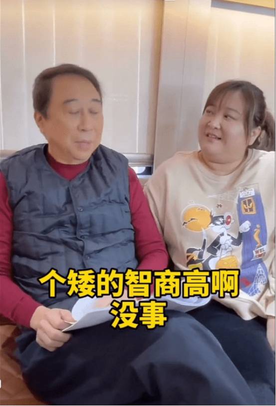 贾玲自曝恋情与冯巩罕见合体两人同框试图力破不和谣言