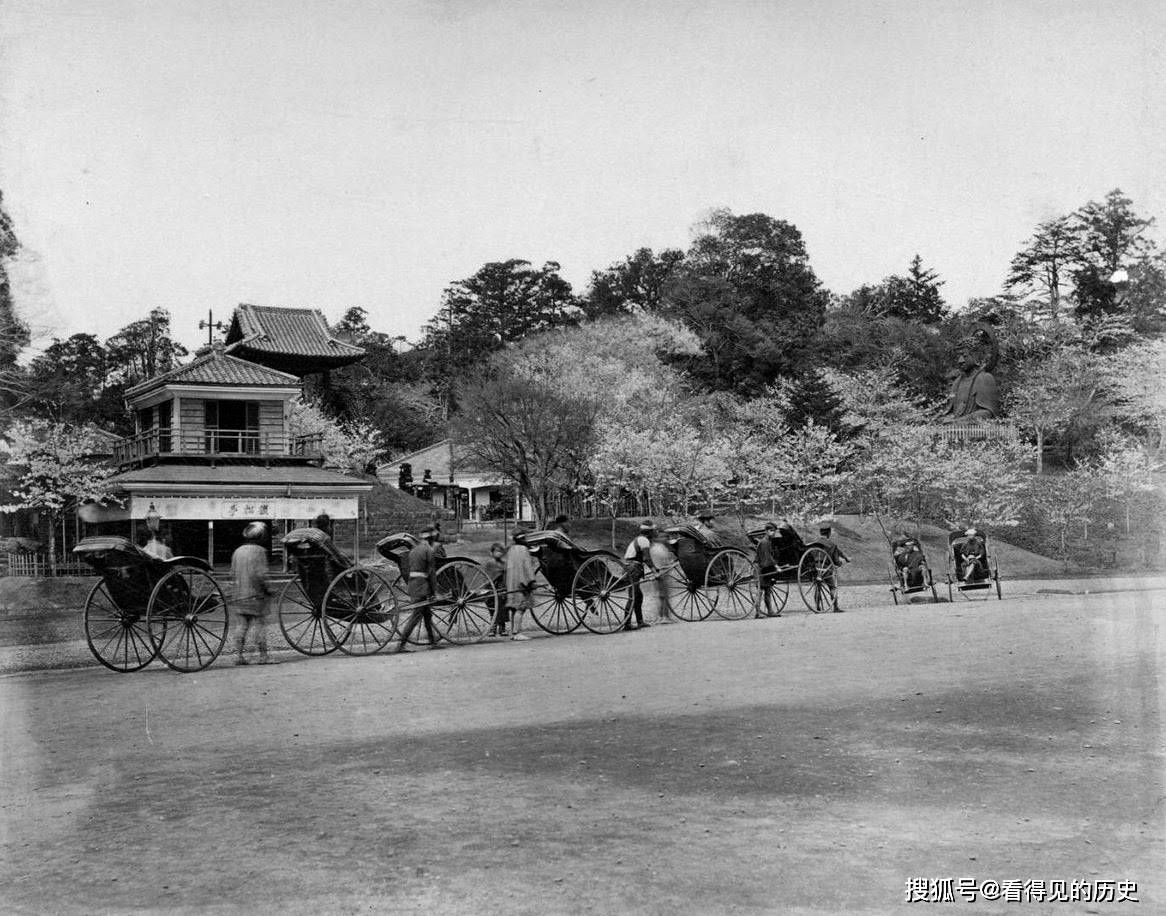 老照片 明治维新时期的日本人力车夫 拉着漂亮的日本小姐姐_年代