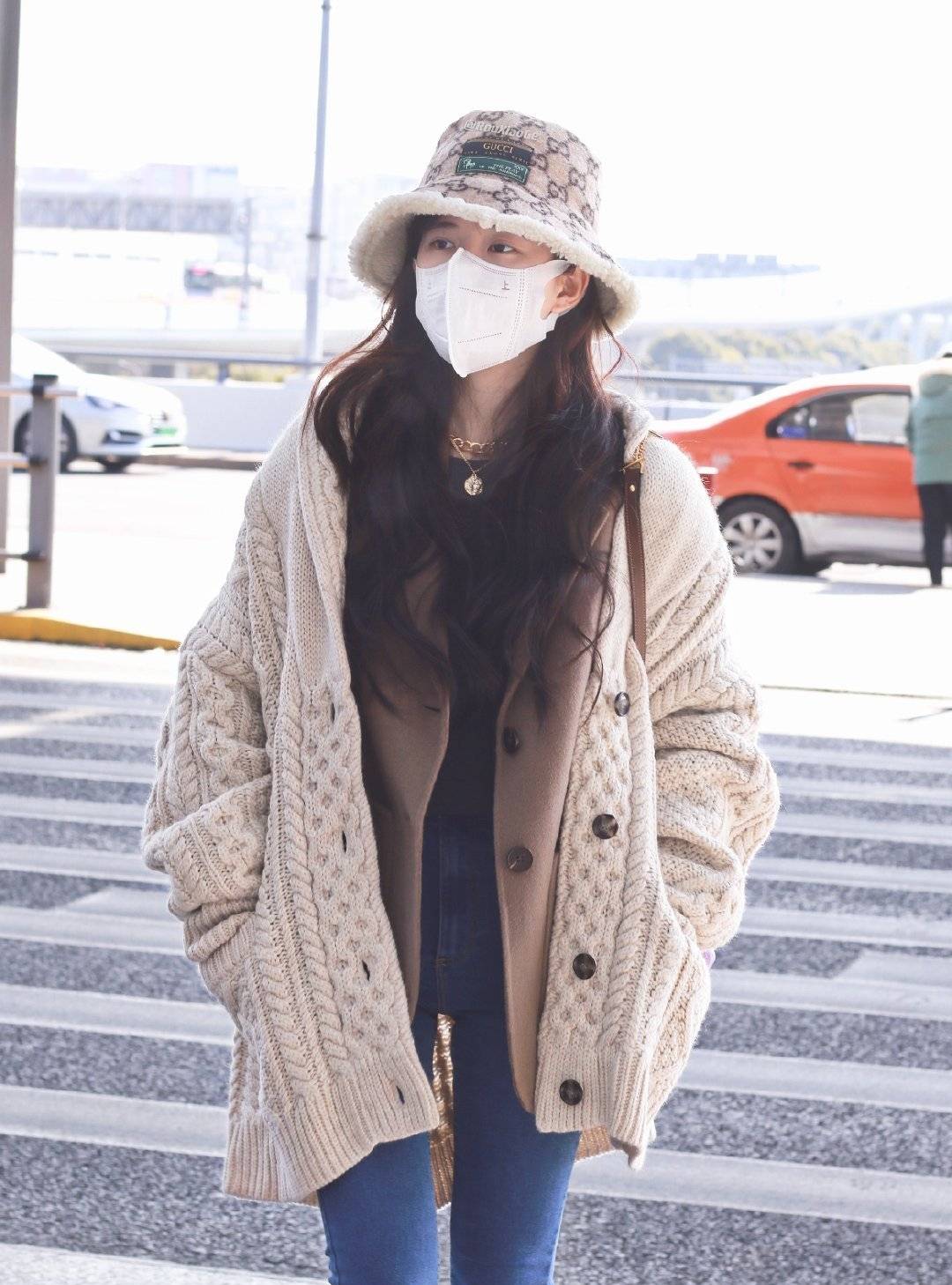 甜到犯规,赵露思穿小熊卫衣配格子长裙,笑起来太可爱