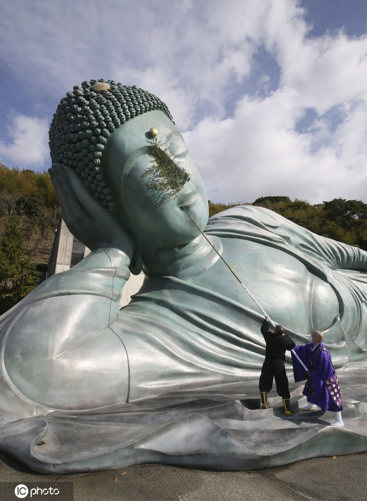 日本南蔵院为世界最大青铜卧佛大扫除辞旧迎新年