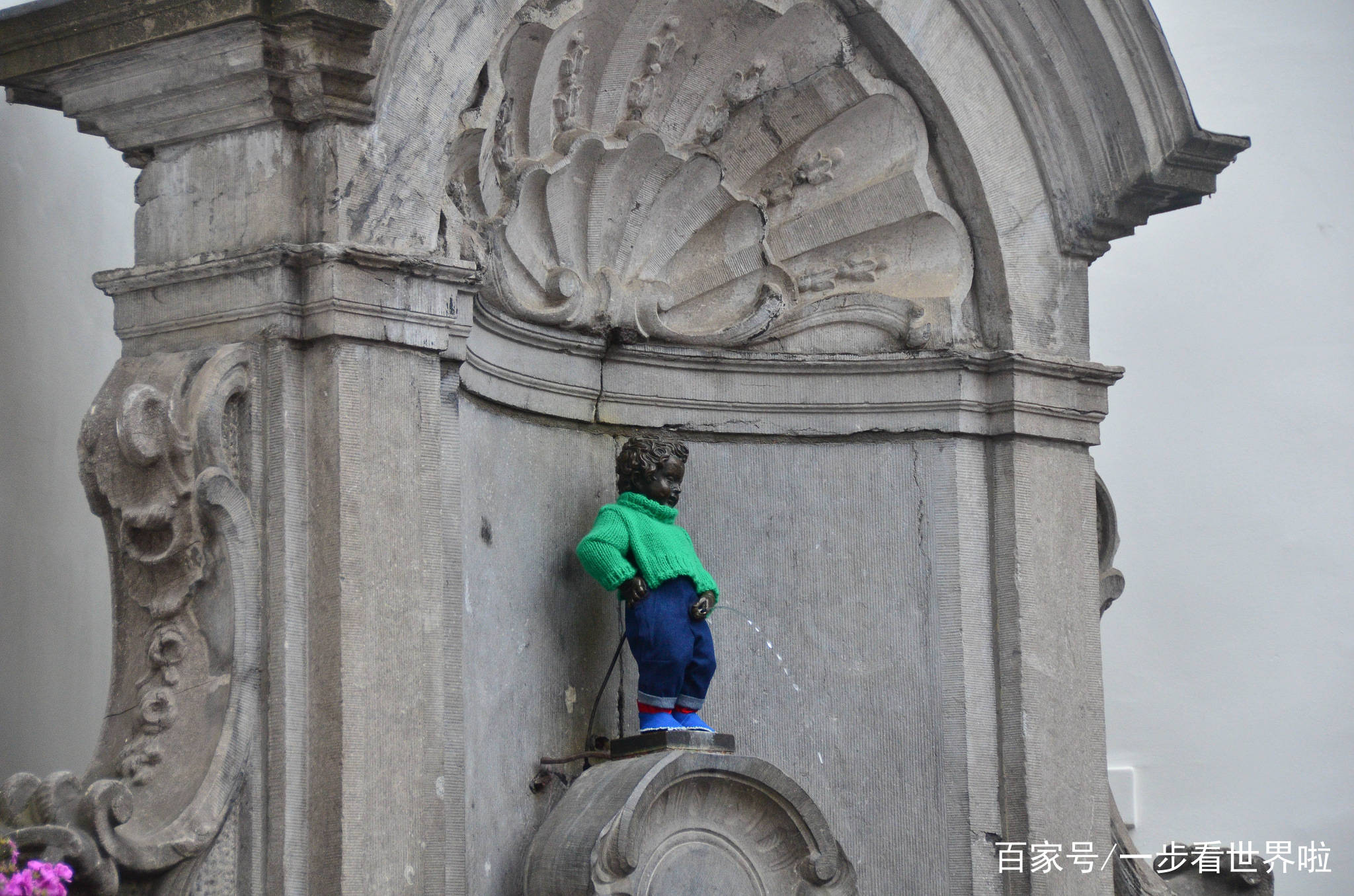 这个小男孩在广场上尿了数百年，如今各国政要都会给他送衣服