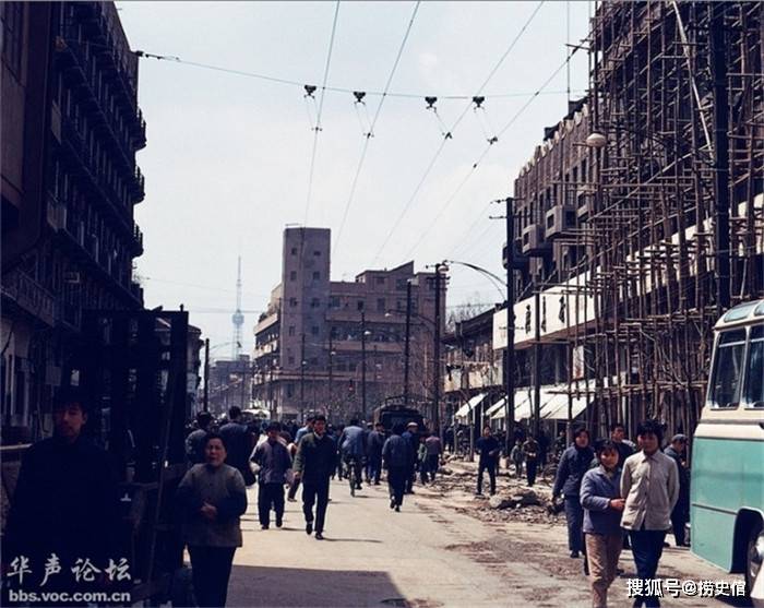 老照片八十年代颇有烟火气的大上海街景