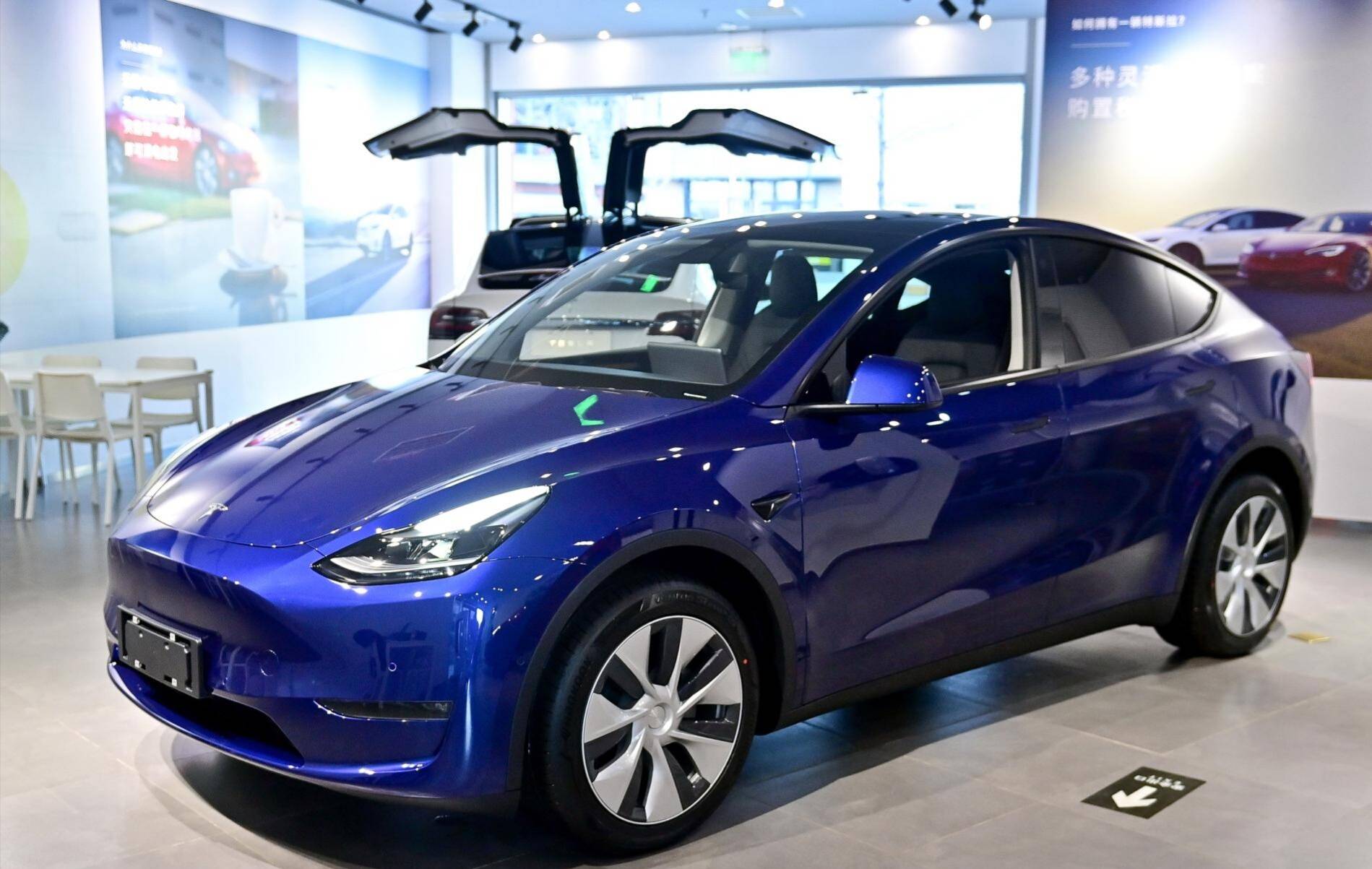 实拍特斯拉model y:飞翼门 594公里续航,落地34万,这次会火吗?
