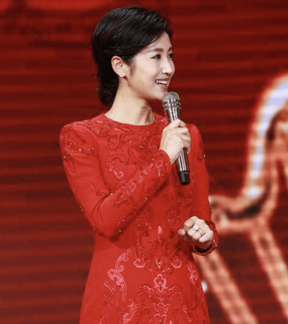 42岁的北京卫视主持人春妮分享儿子照片,儿子虎头虎脑的,侧脸像极了爸爸刚强_月亮